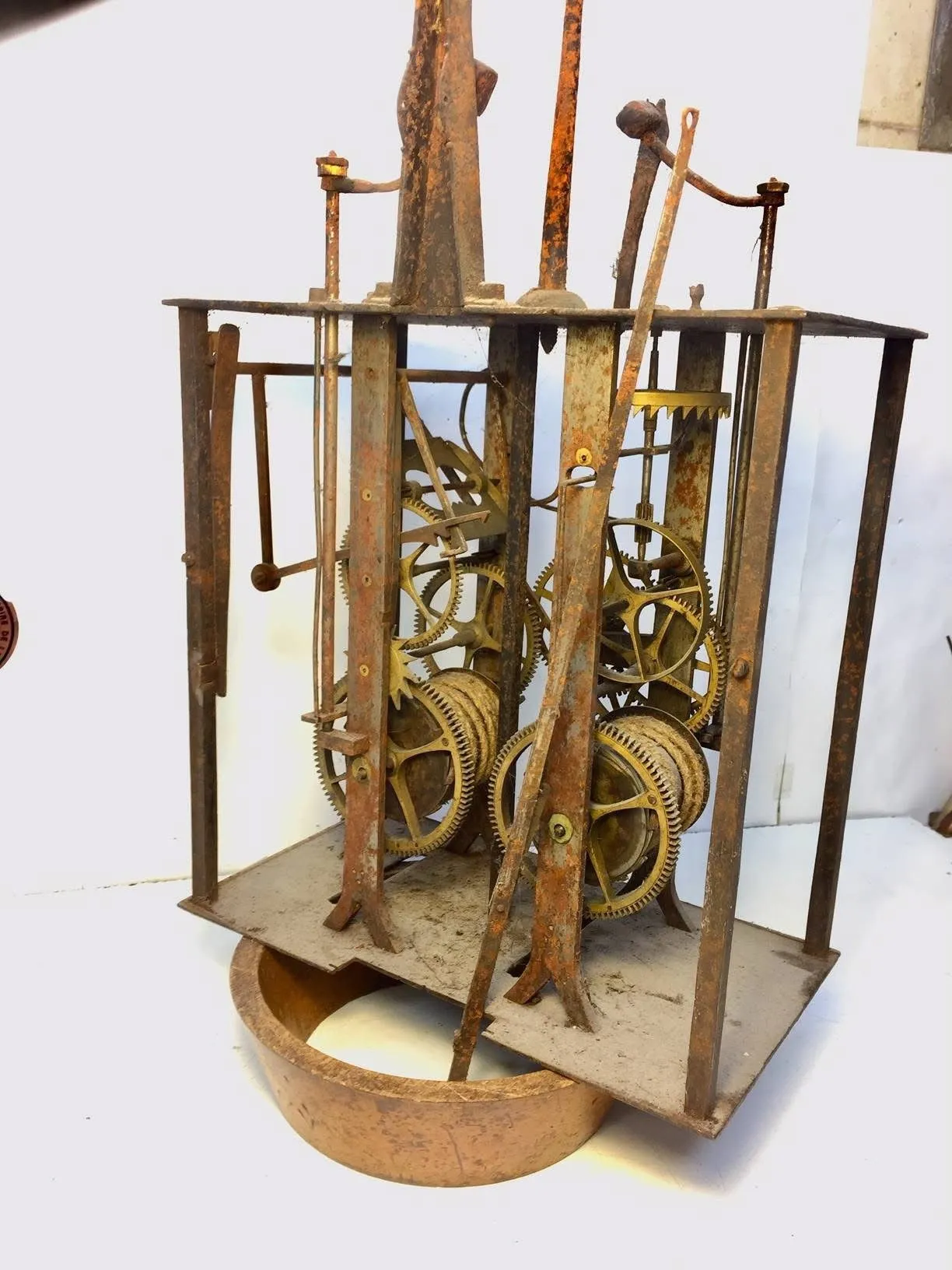 Mécanisme d'horloge avant restauration : rouille et oxydation