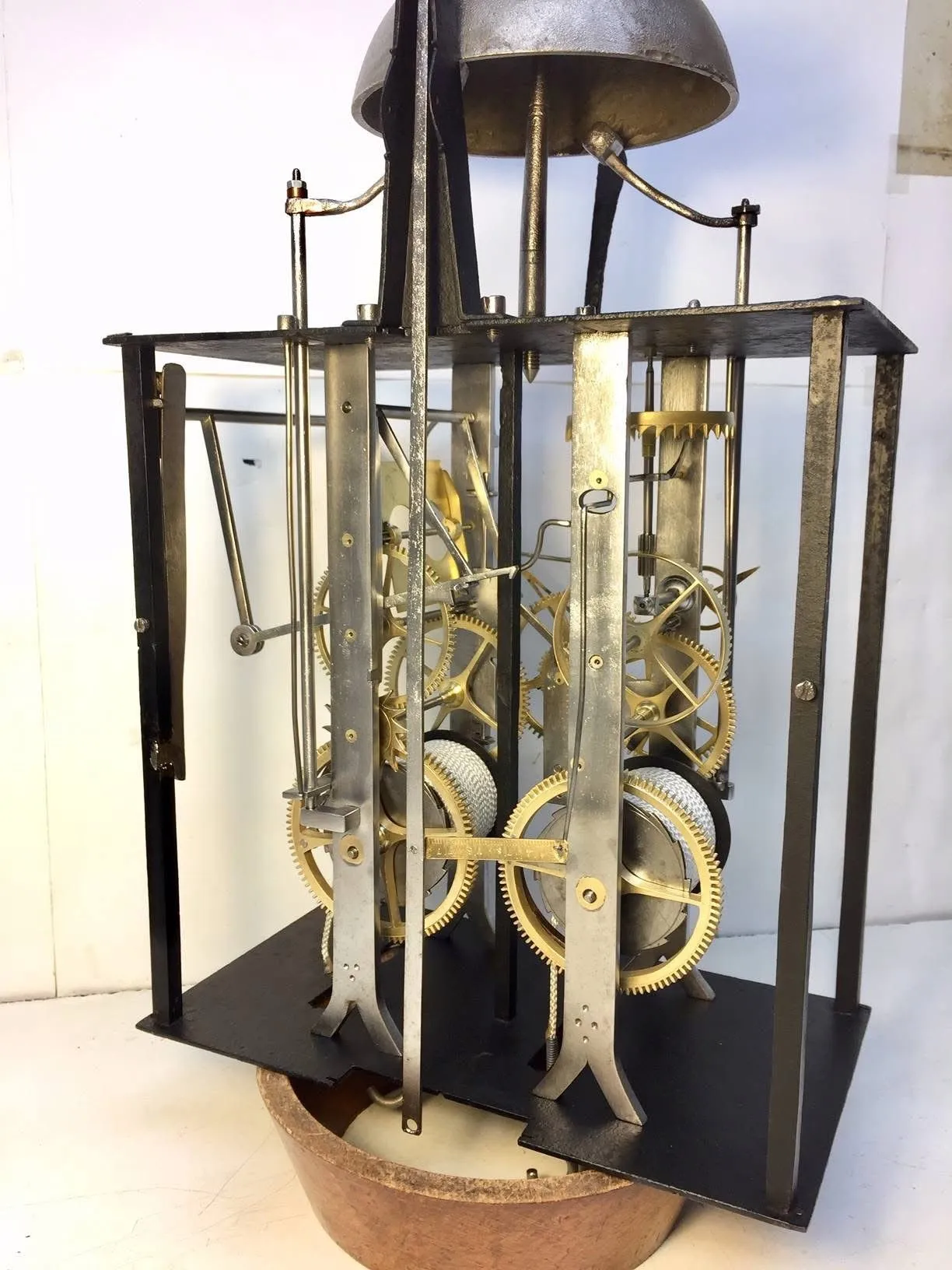 Mécanisme d'horloge après restauration : laiton nettoyé et remonté