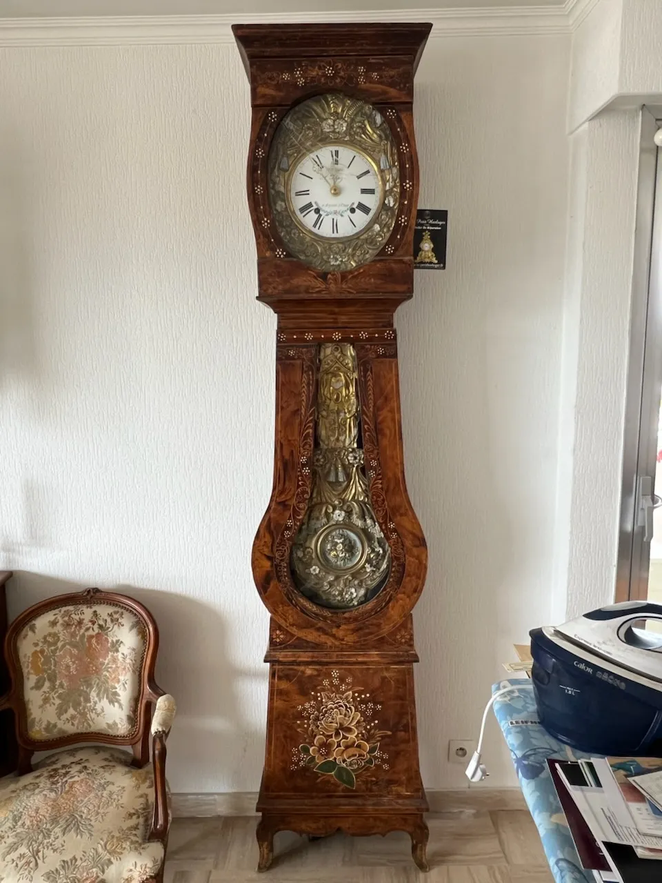 Horloge de parquet en bois sculpté