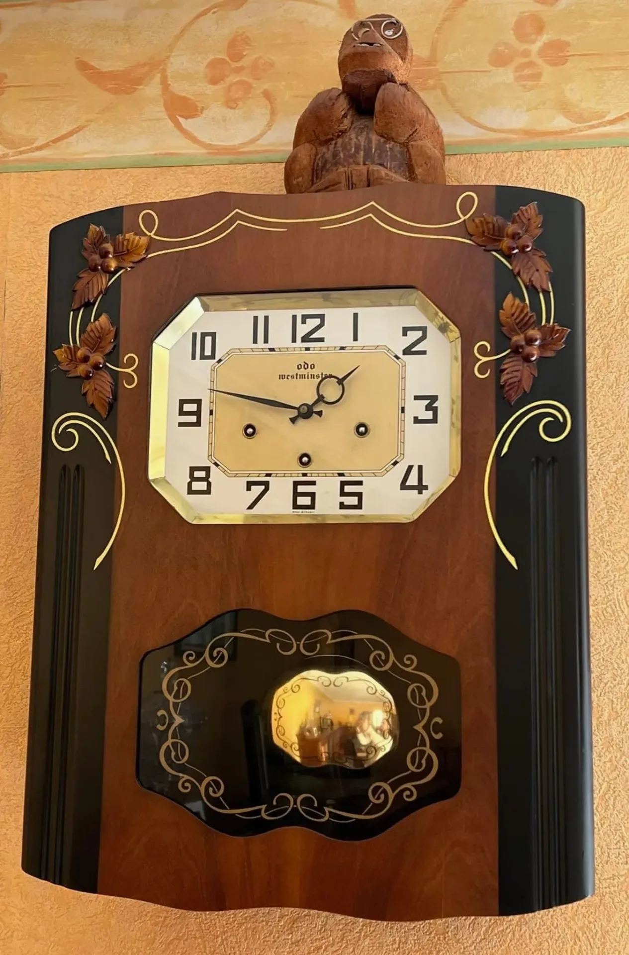 Pendule sculptée au singe