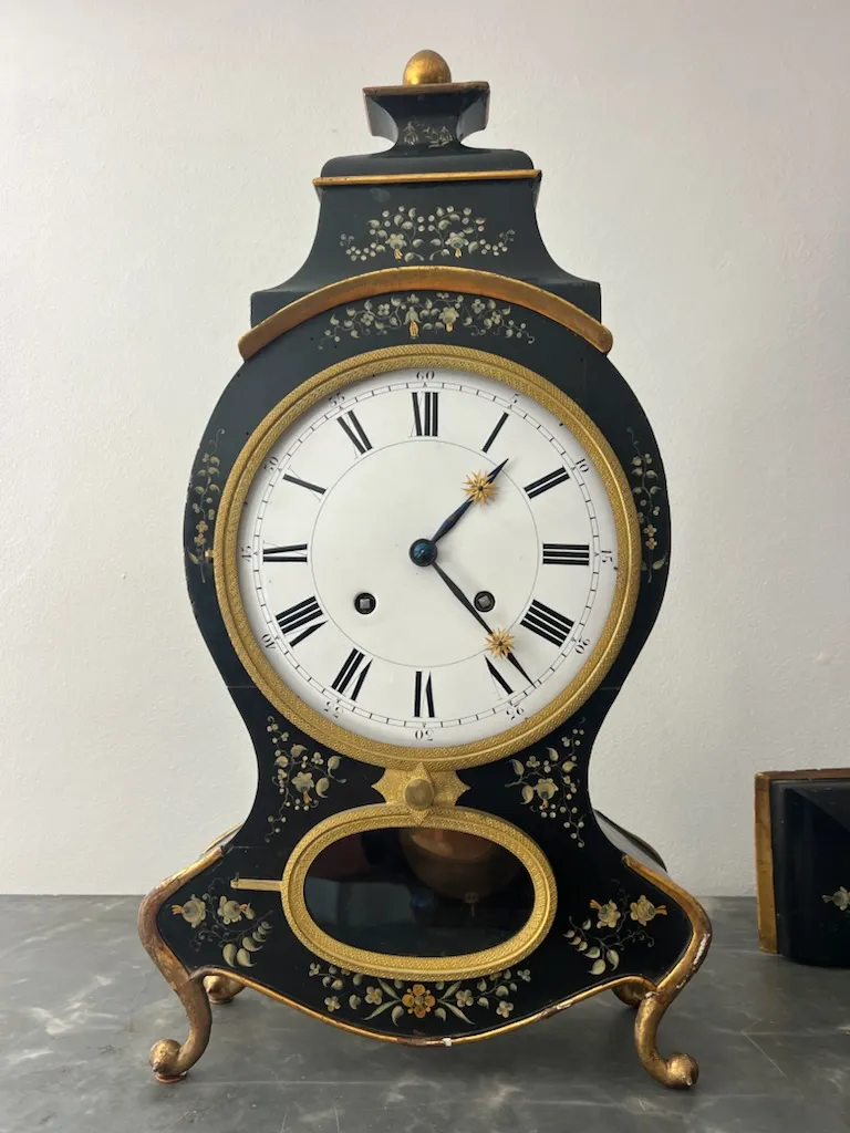 Pendule noire et dorée à décor floral peint